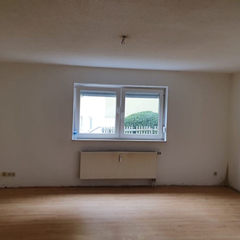 Messie-Wohnung Küche nach Entrümpelung und Grundreinigung - sauberer leerer Raum