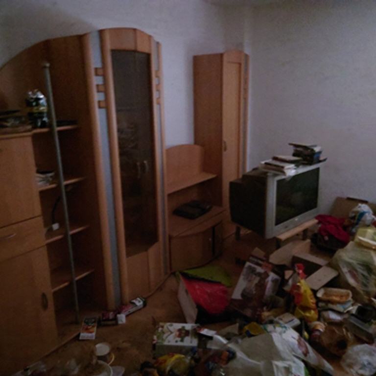Messie-Wohnung Küche vor Entrümpelung - überfüllter Raum mit Hausrat