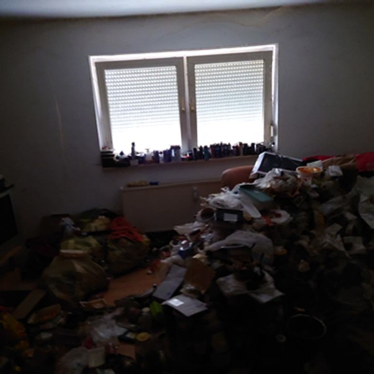 Messie-Wohnung Wohnraum vor Entrümpelung - chaotischer Zustand