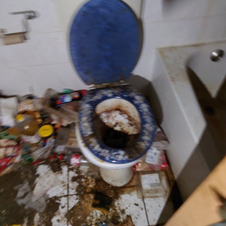 Messie-Wohnung Badezimmer vor Entrümpelung - unhygienische Verhältnisse
